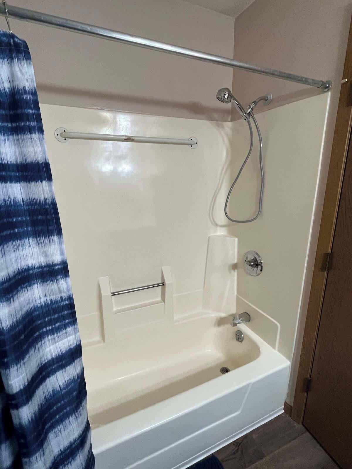 Badewanne, Haartrockner, Handtücher