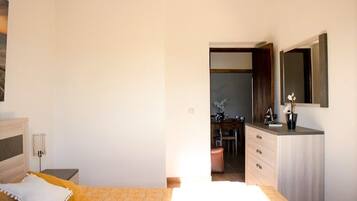 2 slaapkamers, een strijkplank/strijkijzer, beddengoed