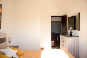 2 dormitorios, tabla de planchar con plancha, ropa de cama