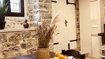 Classic Double or Twin Room, Shared Bathroom | Shared kitchen facilities | Full-sized fridge, microwave, stovetop, dishwasher