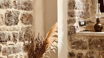 Habitación clásica con 1 cama matrimonial o 2 individuales, baño compartido | Instalaciones de cocina compartida | Refrigerador con congelador, microondas y parrilla de estufa