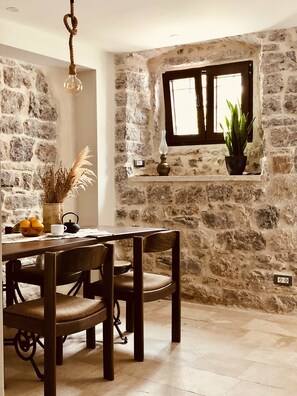 Frigorífic gran, microones, placa de cuina i rentaplats 