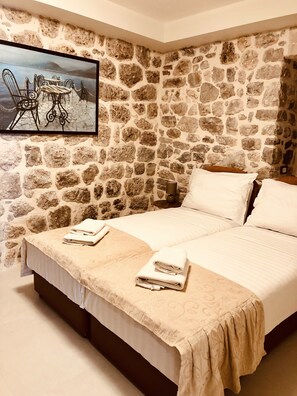 클래식 더블룸 또는 트윈룸, 공용 욕실 | 암막 커튼, 무료 WiFi, 침대 시트