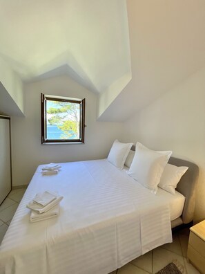 5 bedrooms, desk, iron/ironing board, free WiFi