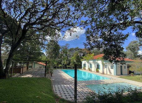 2 室外游泳池,池畔遮阳伞,日光浴躺椅