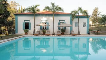 2 piscinas externas, guarda-sóis, espreguiçadeiras