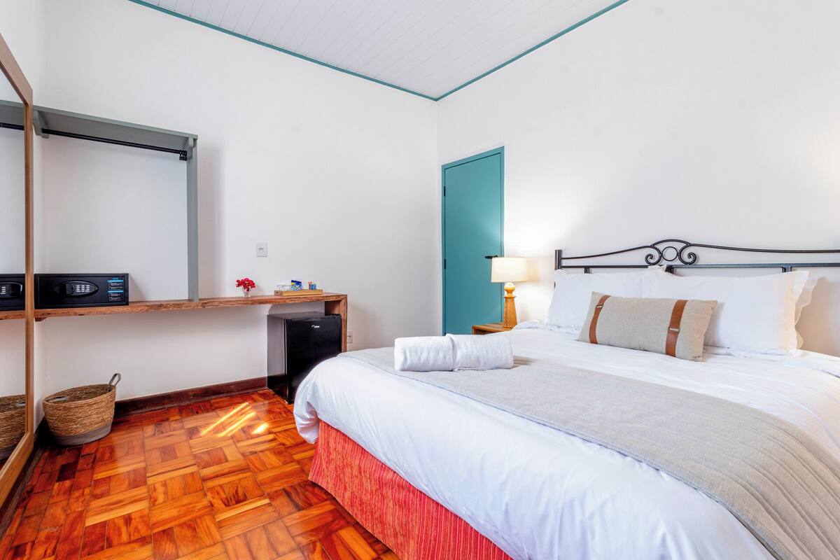 Minibar, in-room safe, laptop workspace, blackout drapes