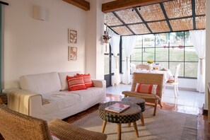 Suite Familia - Casa Paulo | Salle de séjour | TV connectée de 32 pouces avec chaînes numériques, télévision, Netflix