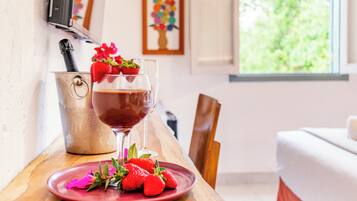 Frigobar, cofres nos quartos, espaço de trabalho para notebook