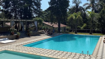 2 piscinas externas, guarda-sóis, espreguiçadeiras