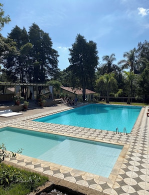 2 outdoor pools, pool umbrellas, pool loungers - Limoeiro Da Concordia Hotel Fazenda De Charme (Itu)