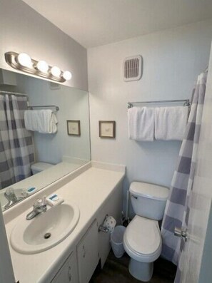 Combined shower/tub, towels