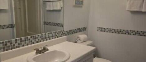 Combined shower/tub, towels