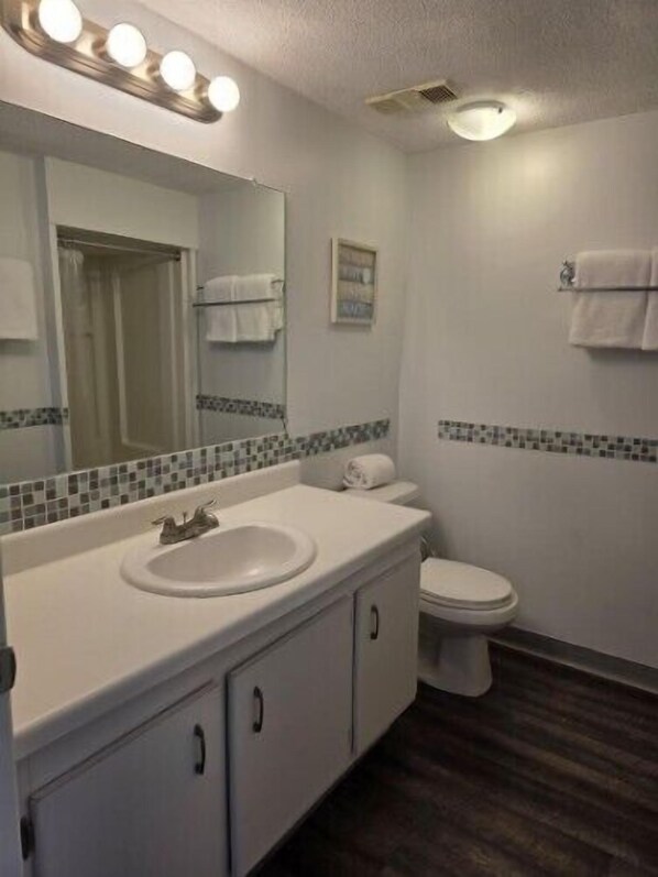 Combined shower/tub, towels