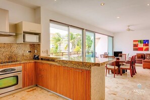 Refrigerador, microondas, parrilla de estufa y cafetera y tetera 