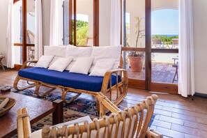 Televisie, een open haard, een dvd-speler en een stereo