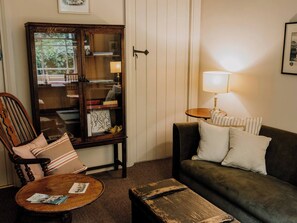 Casa de campo tradicional | Área de sala de estar | Libros 