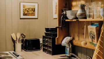 Traditional Cottage | Private kitchen | Oven, dishwasher, electric kettle, toaster