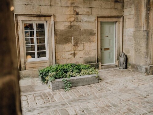 Beautiful Listed Gatehouse in Great Area