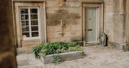 Beautiful Listed Gatehouse in Great Area