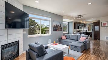 Smart-TV, Kamin, Bücher