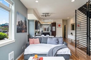 2 bedrooms, iron/ironing board, free WiFi, bed sheets - Perch - Marion Manor 13: Spacious & cozy living in the heart of Seattle (Seattle)