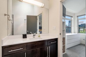 Bathtub, hair dryer, towels - Perch - Marion Manor 13: Spacious & cozy living in the heart of Seattle (Seattle)