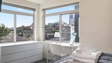 2 Schlafzimmer, Schreibtisch, Bügeleisen/Bügelbrett, Reisekinderbett