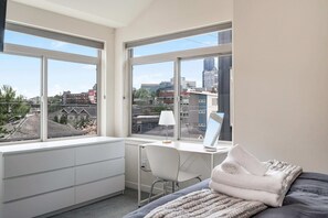 2 habitaciones, escritorio y tabla de planchar con plancha 
