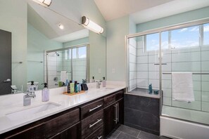 Bathtub, hair dryer, towels - Perch - Marion Manor 13: Spacious & cozy living in the heart of Seattle (Seattle)