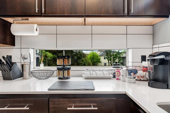 Frigorífico, microondas, horno y placa de cocina