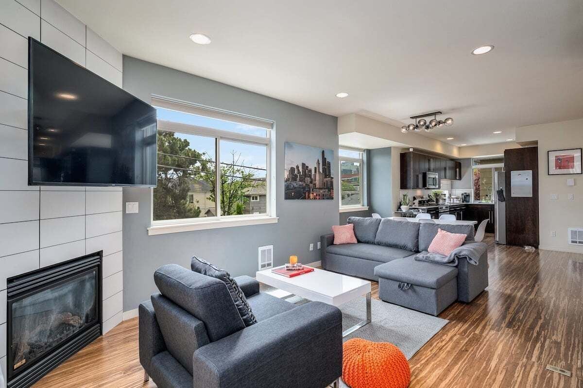 TV connectée, cheminée, livres