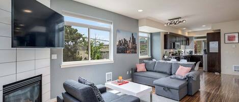 TV connectée, cheminée, livres