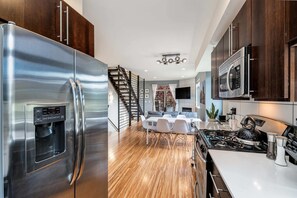 Frigorífico, microondas, horno y placa de cocina