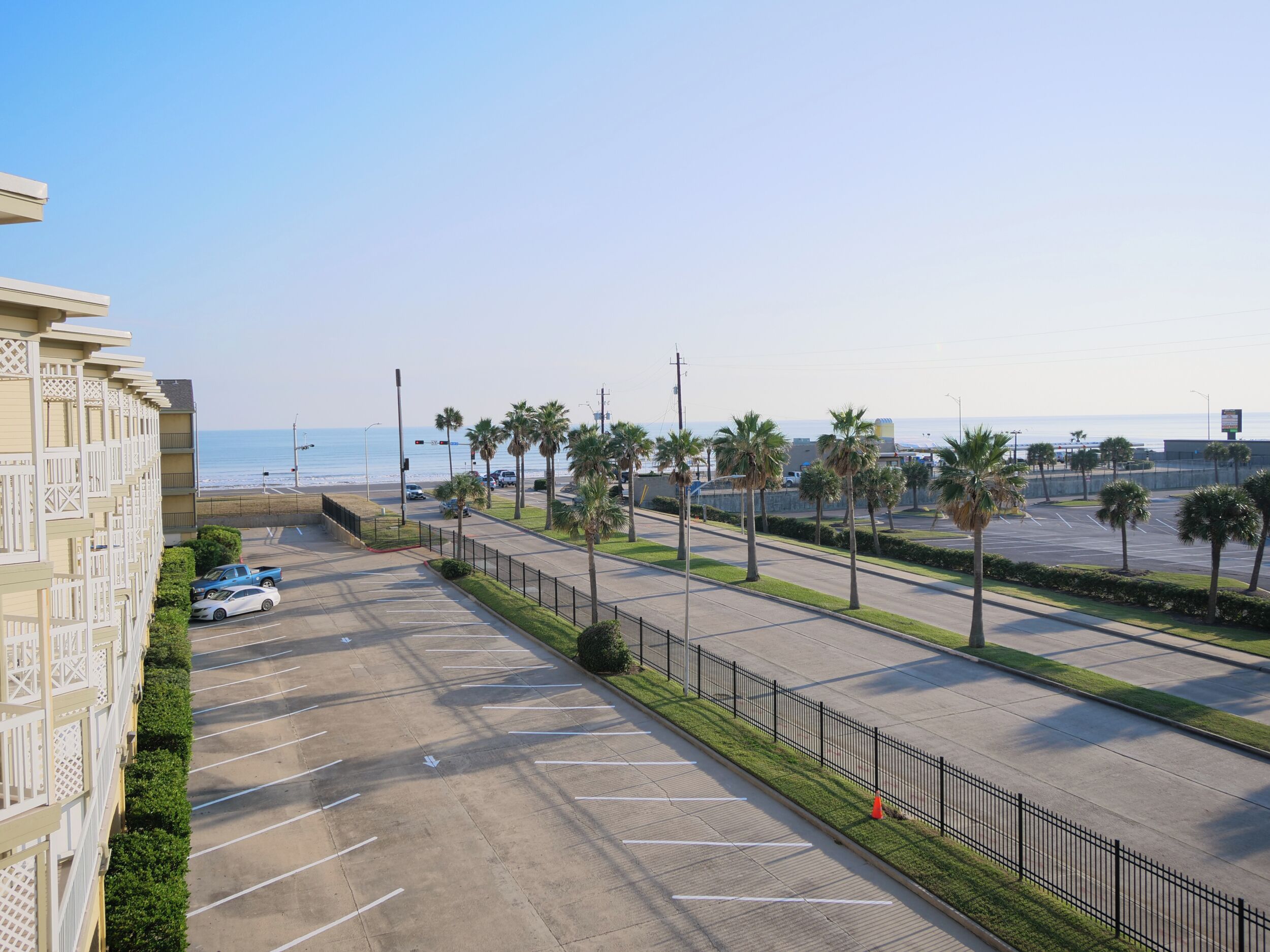 Un parking offrant une vue dégagée sur la plage et l’océan.
