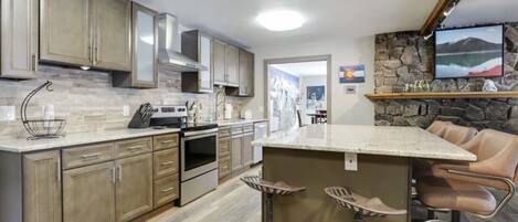 Een koelkast, een microgolfoven, een oven, een vaatwasser