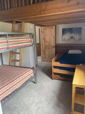 5 bedrooms, iron/ironing board, WiFi, bed sheets