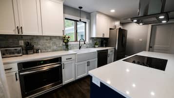 Geladeira, micro-ondas, fogão, cooktop