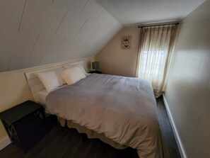 4 bedrooms, desk, iron/ironing board, travel crib