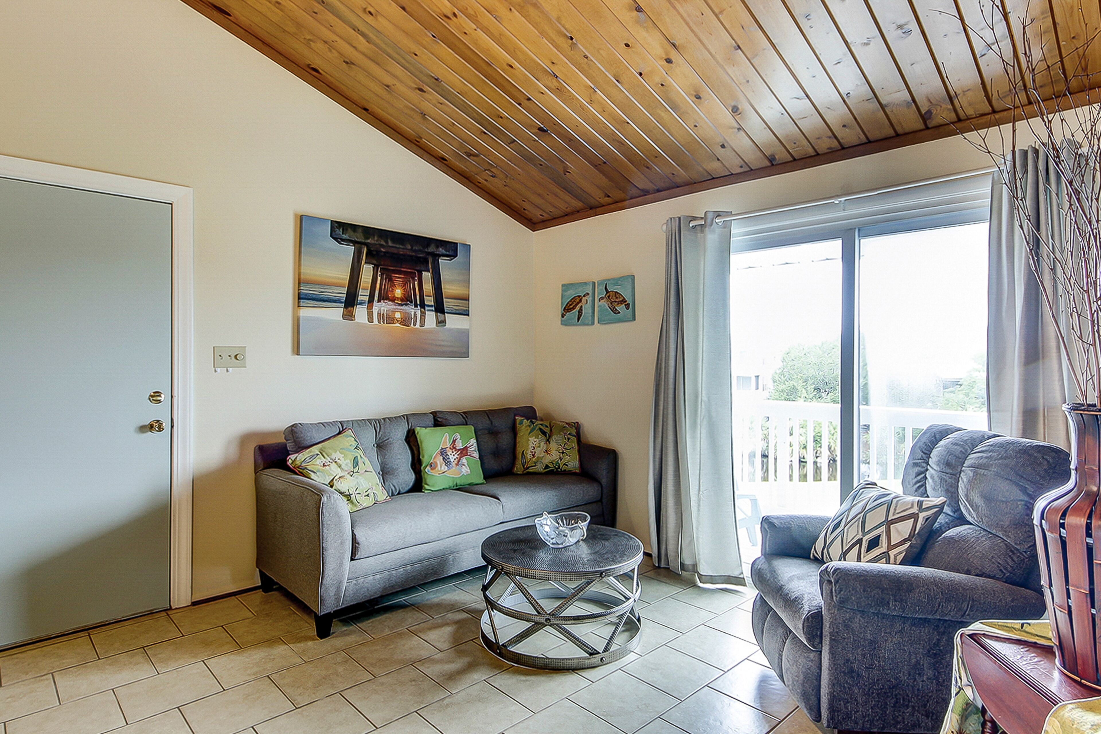 Top-floor villa with fairway views - central AC, private W/D, WiFi - Dogs OK