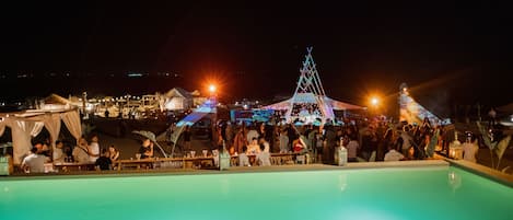 室外游泳池,提供泳池遮陽傘和日光浴躺椅