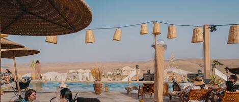 Piscine extérieure, parasols de plage, chaises longues