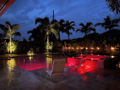 Amazing private pool-spa home just blocks from the beach. 