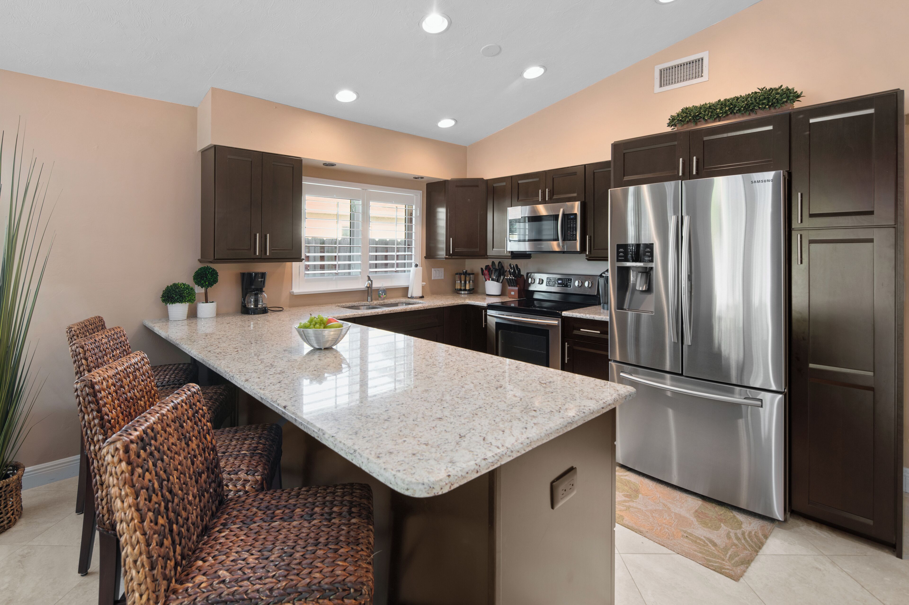 Réfrigérateur, micro-ondes, four, plaque de cuisson