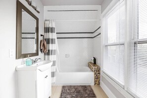 Badewanne, umweltfreundliche Kosmetikartikel, Haartrockner, Handtücher