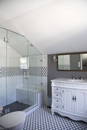 وحدات دش مع أحواض استحمام، مناشف، صابون، شامبو