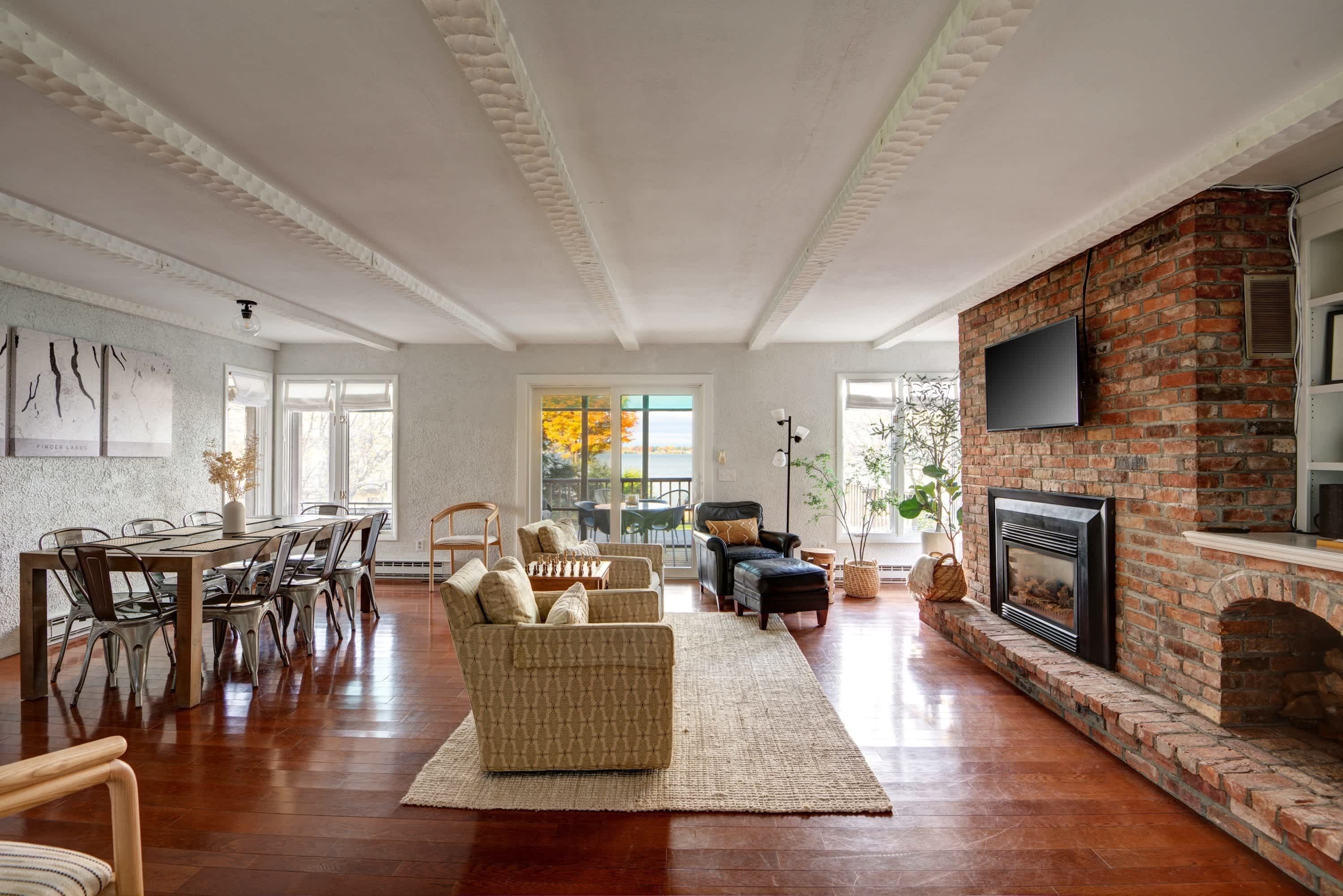 Smart TV, fireplace