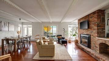 Smart TV, fireplace