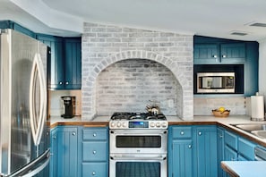 Fridge, microwave, oven, stovetop - Spacious, Remodeled, Pet Friendly, Owasco Lake (Auburn)