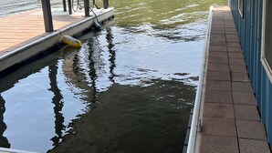 Ein überdachter Außenpool mit Blick auf eine Rasenfläche und ein Gebäude im Hintergrund.